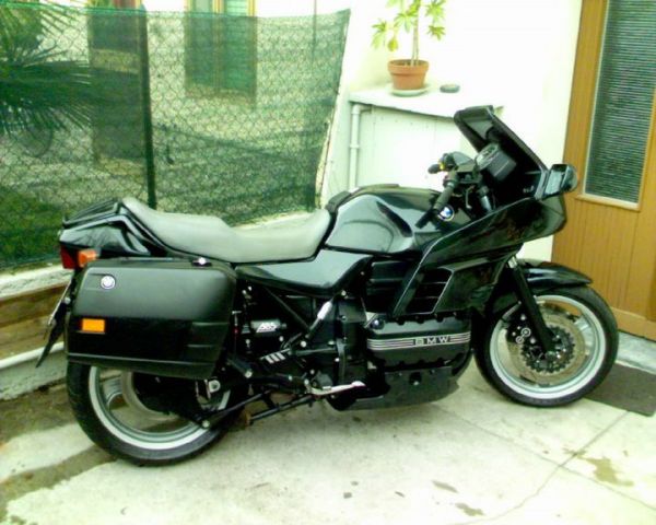 Panzerul meu, BMW K100 RS, 16 V (4 valves per cylinder), ABS, 1i (1.000 cmc, mai exact 987 cmc, injectie), in-line four cylinder ( 4 cilindrii in linie), four-stroke (4 timpi), DOHC, 101 CP, 250 km/h, 277 kg, 22 litri benzina, 3,75 litri ulei motor, 60.00